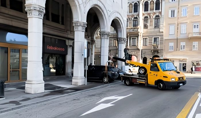 Incredibile parcheggio in piazza Goldoni. Il regalo di Natale? La rimozione! Bye auto 