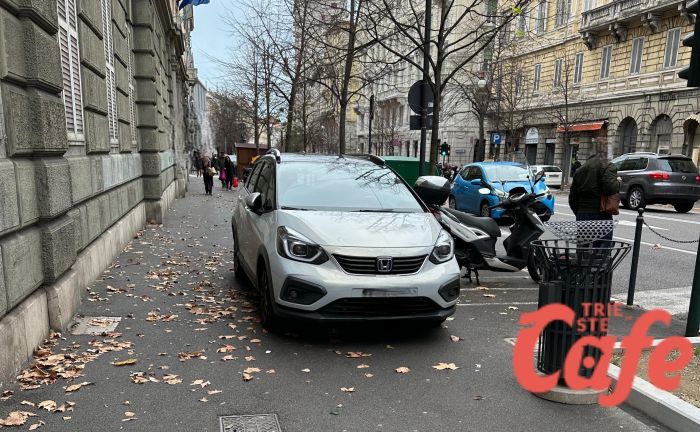 Corsa ai regali, parcheggio 'comodo comodo' in via Battisti: chi se ne frega dei pedoni? (VIDEO)