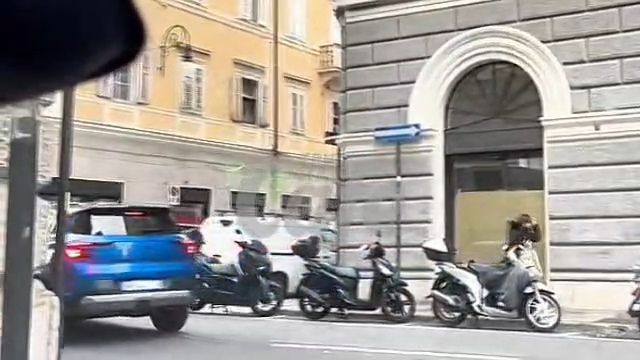 Vigilia di Natale contromano in via Valdirivo: l’auto che sfida il traffico nel cuore di Trieste (VIDEO) 
