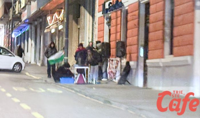 Natale davanti al Coroneo: a Trieste una quindicina in presidio per rompere il silenzio sul carcere