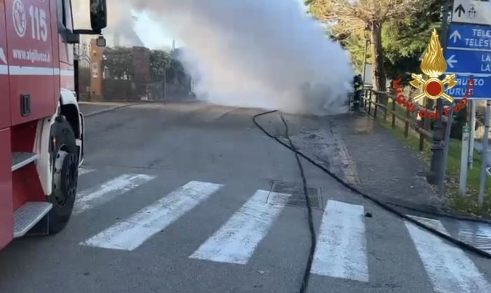 Fvg, incendio di un furgone domato prima che raggiungesse la vegetazione