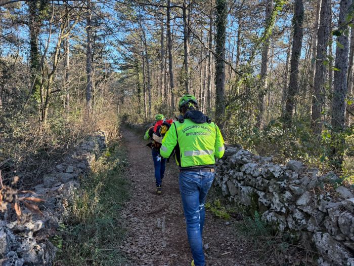 Caduta sul sentiero carsico 23, runner ferito durante un allenamento a Duino Aurisina