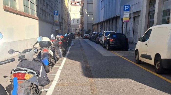 Via Maiolica ridisegnata, parcheggi ridotti e traffico più fluido: la città si divide
