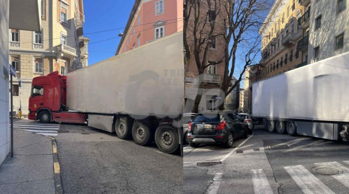 Tir incastrato all’incrocio, traffico in tilt: caos tra via Commerciale e via Rittmeyer