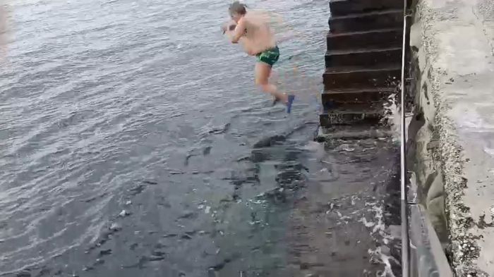Bagno di Capodanno a Barcola, il freddo non ferma la tradizione al settimo Topolino (VIDEO) 