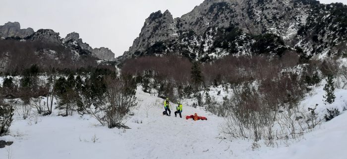 Tragedia in montagna in Veneto, alpinista muore travolto da una valanga