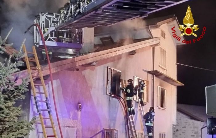 Incendio in abitazione in Fvg, fiamme in una casa di tre piani: intervento dei vigili del fuoco
