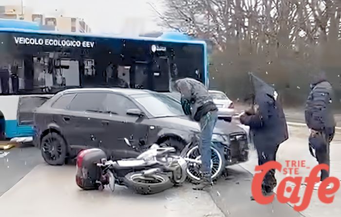 Incidente all’incrocio tra via San Marco e viale Campi Elisi: moto a terra, traffico rallentato