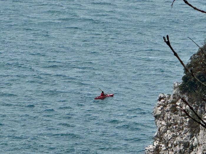 Fiocchi di neve, bora e mare gelido: nulla ferma l’uomo in kayak davanti alla costa di Trieste
