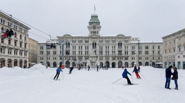 Trieste come una pista da sci con ovovia: il video virale in piazza Unità scatena ironia e stupore (VIDEO) 