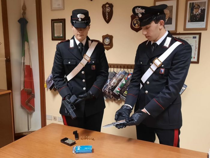 Fvg, colpi verso una casa dopo lo sfratto: denunciati, sequestrate scacciacani e coltello