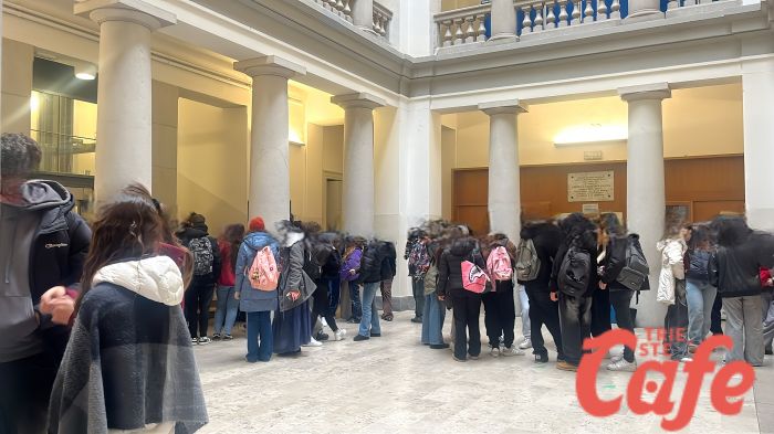 Carducci-Dante al freddo stamattina: “Classi fuori norma”, studenti in protesta in via Corsi. Interviene Dipiazza (VIDEO)