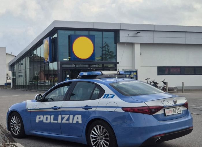 Fvg, sorpresi a nascondere merce negli zaini: inseguimento tra le corsie del Lidl e arresto in strada
