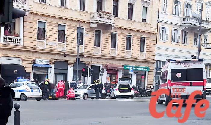 Trieste, auto tampona uno scooter tra viale D’Annunzio e piazza Garibaldi: scooterista ferito 