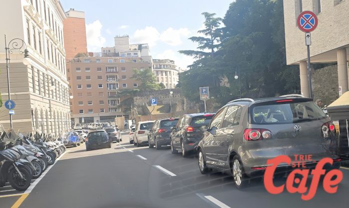 Lite furiosa per un parcheggio in via del Teatro Romano, tensione in pieno pomeriggio