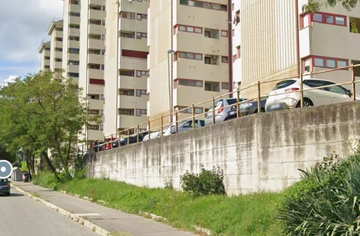 Trovato morto nell’atrio di uno stabile in via Grego, prime ipotesi malore o gesto estremo
