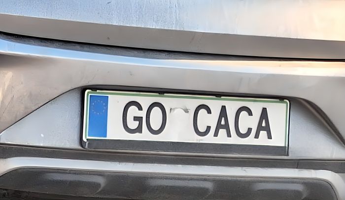 Go caca: la targa (involontariamente) più esilarante del weekend spunta a Trieste e diventa virale