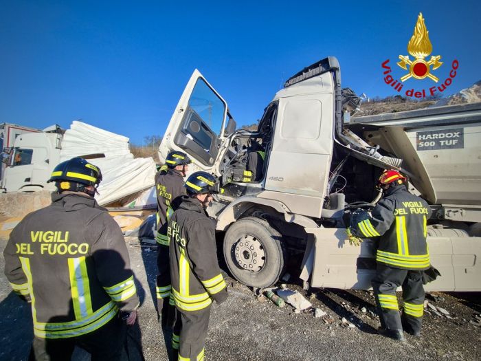 Maxi-incidente in A4: sei mezzi pesanti coinvolti, autostrada chiusa a Duino Aurisina (VIDEO) 