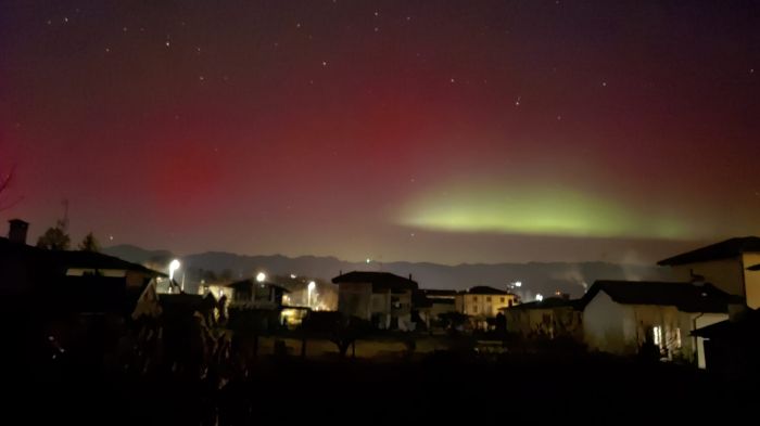Il cielo si accende di rosso e verde: spettacolo da brividi: “aurora boreale visibile anche in Fvg"