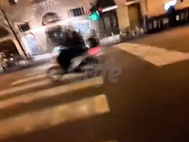 Via Battisti, follia in serata: scooter “brucia” il rosso e sfiora due giovani sulle strisce (VIDEO) 