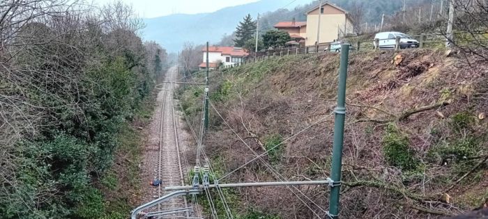 Via del Timo: “zona abbandonata da anni”, tra buche, transenne lasciate lì e terreni instabili