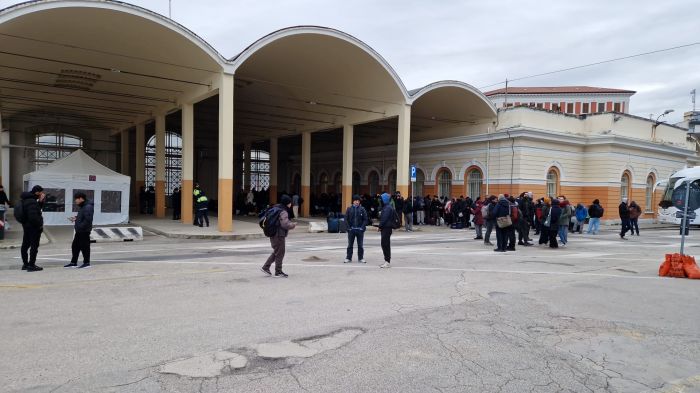 Porto Vecchio, operazione all’alba: richiedenti asilo presi in carico e trasferiti nei centri nazionali