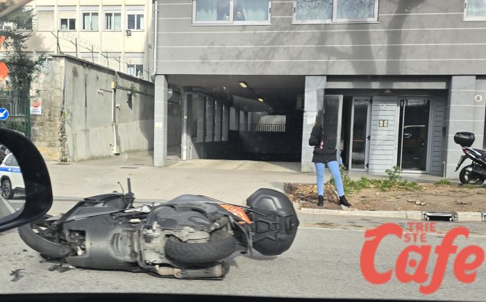 Campi Elisi, Schianto tra auto e moto in via Fiamme Gialle: anziano ferito dopo l’urto, traffico in tilt