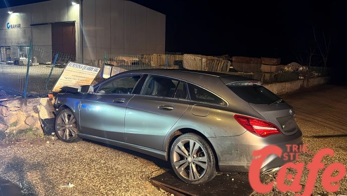 Incidente all’alba sulla sp1 ad Aurisina Cave: auto si schianta contro un muro, tre donne in ospedale