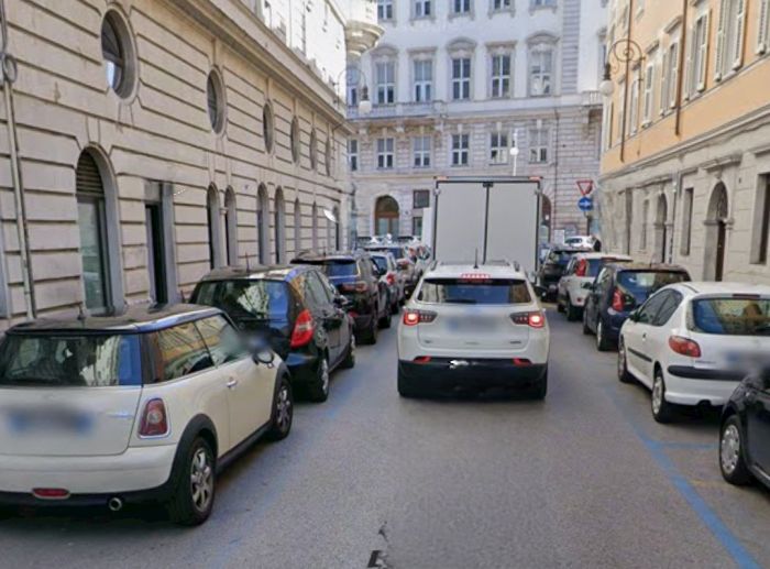 Lite al kebab in zona Cadorna, tensione nella notte: giovane finisce in ospedale, polizia sul posto 