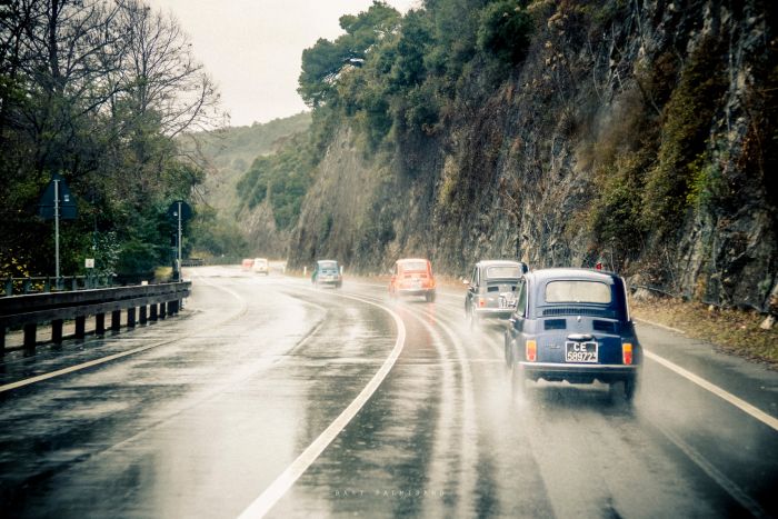 Trieste si specchia nella pioggia, corteo di Fiat 500 d’epoca in Costiera: scatto che ferma tempo