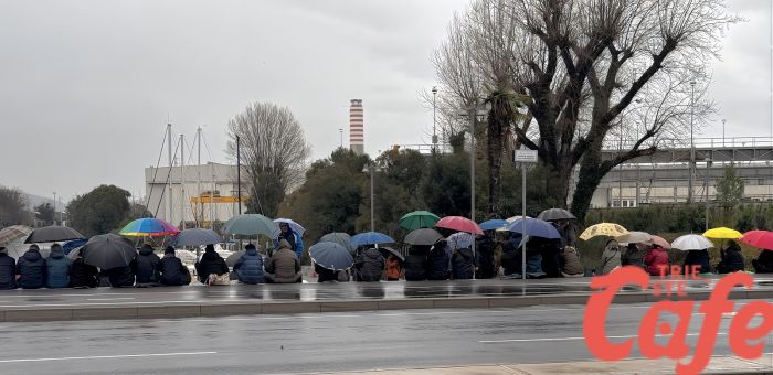 Monfalcone, divieto di sedersi sulle gradinate: 50 cittadini si siedono per protesta