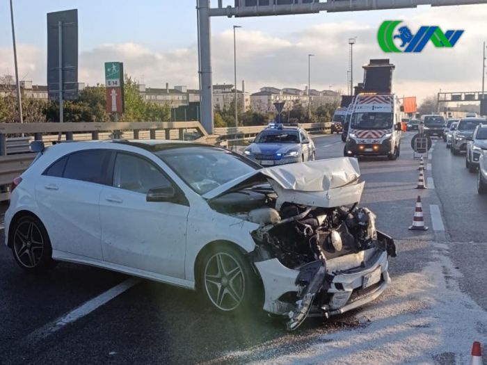 Incidente sulla tangenziale di Mestre, tre auto coinvolte e tre feriti traffico in tilt verso Trieste