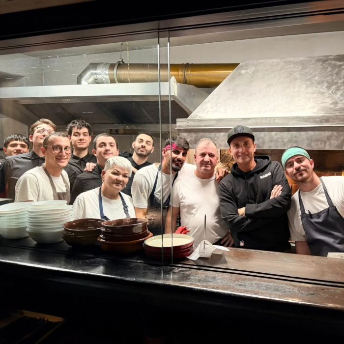 Angelo Pintus a cena da Bracerie Venete in via Madonnina, serata tra risate e cucina nel cuore di Trieste