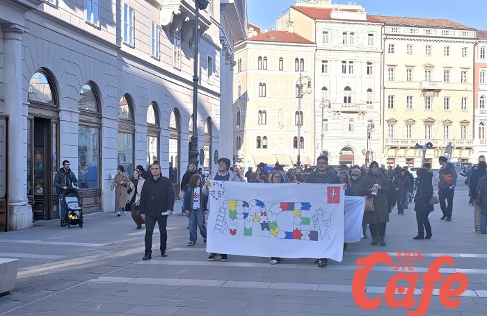 Ondata di persone per la pace a Trieste, partecipazione straordinaria alla marcia cittadina (VIDEO) 