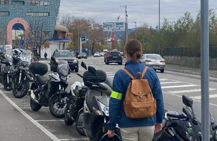 Trieste, il bracciale catarifrangente diventa gesto civico di sicurezza urbana