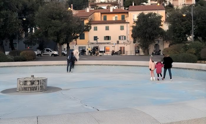 Barcola, “Regole zero davanti a tutti”: fontana invasa tra pattini e palloni