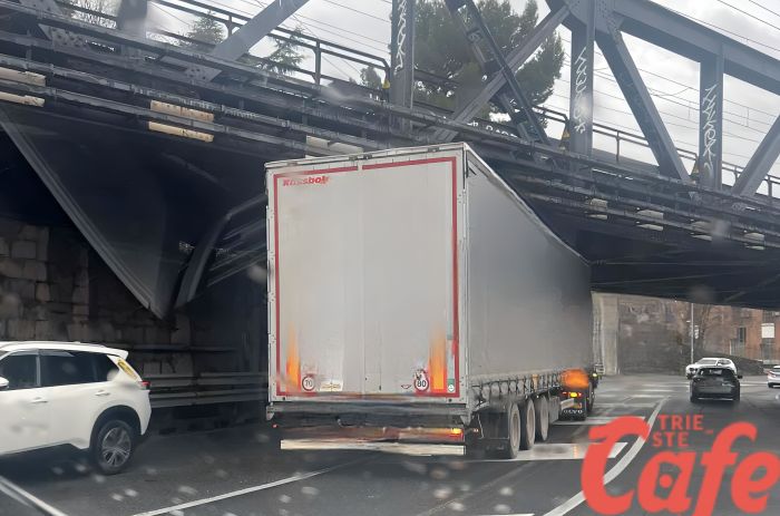 Manovra difficile sotto il ponte, camion fermo e circolazione a rilento su viale Miramare