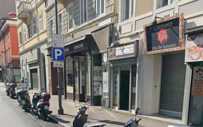 Calci e pugni ai distributori automatici, maranza scatenati in largo Barriera: 4 identificati 