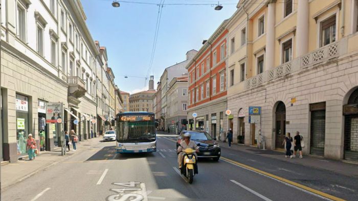 Via Ghega, triestino: “Una corsia sempre occupata da auto in divieto, così il traffico si blocca