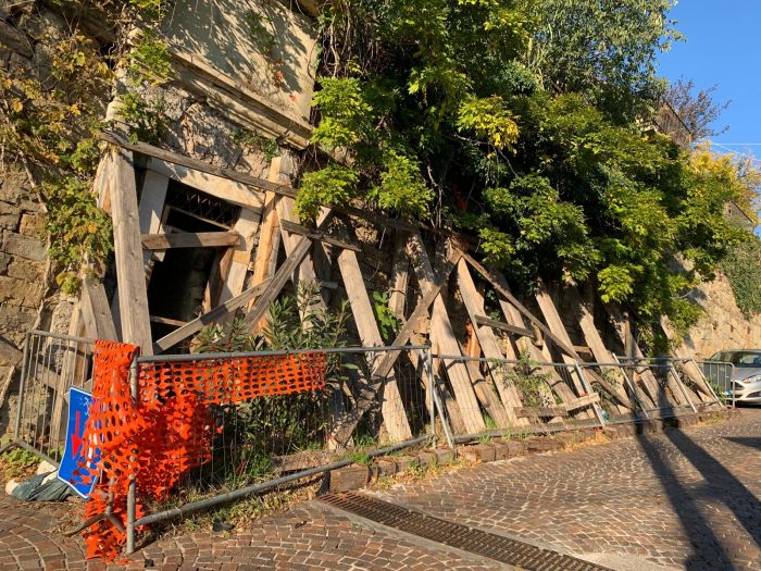Scala Santa, muro pericolante da otto anni: “Rischio incidenti e isolamento”, denuncia PD