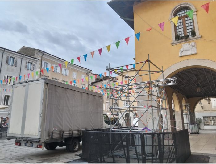 Muggia entra nel clima del Carnevale: chioschi, palchi e luna park prendono forma