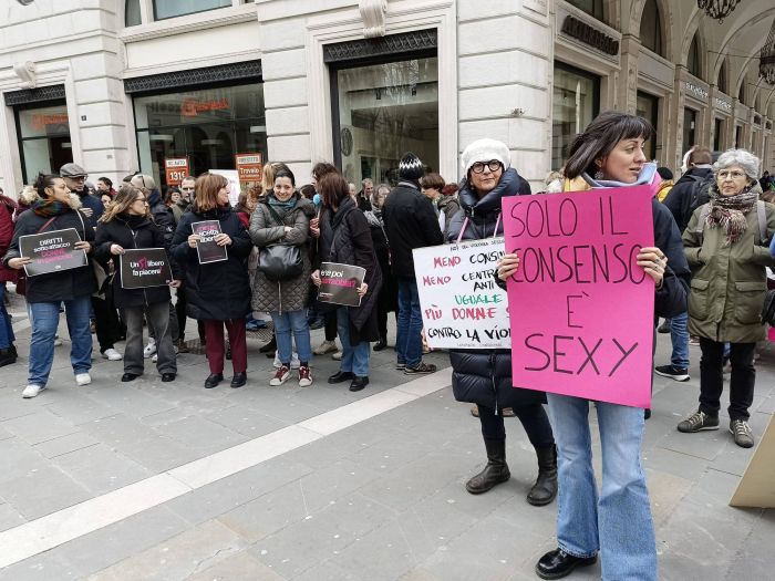 Mobilitazione in largo Bonifacio contro il DDL sulla violenza sessuale, “Senza consenso è stupro”