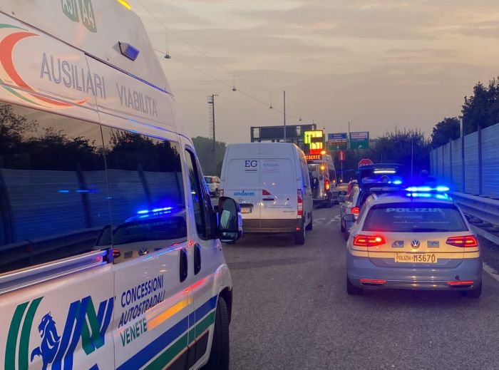 Auto ribaltata all’alba sulla A4, traffico paralizzato per chilometri verso Milano