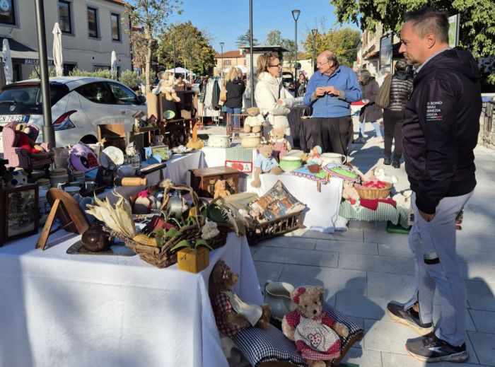Aurisina, sabato torna il Mercatino delle Pulci in piazza San Rocco tra antiquariato e curiosità