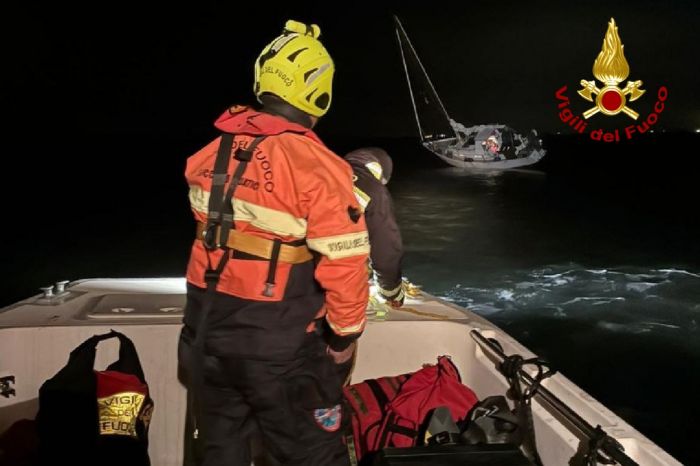 Imbarcazione a vela incagliata nella laguna, tre passeggeri soccorsi all’alba