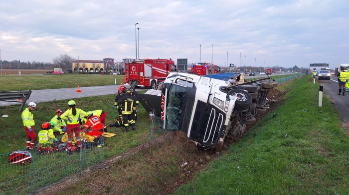Paura sull’A4, autoarticolato esce di strada tra Villesse e Palmanova: un ferito e code