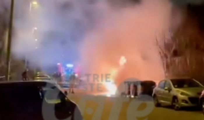 Cassonetti in fiamme sotto il Burlo: notte di paura in via Baccio Ziliotto (VIDEO) 