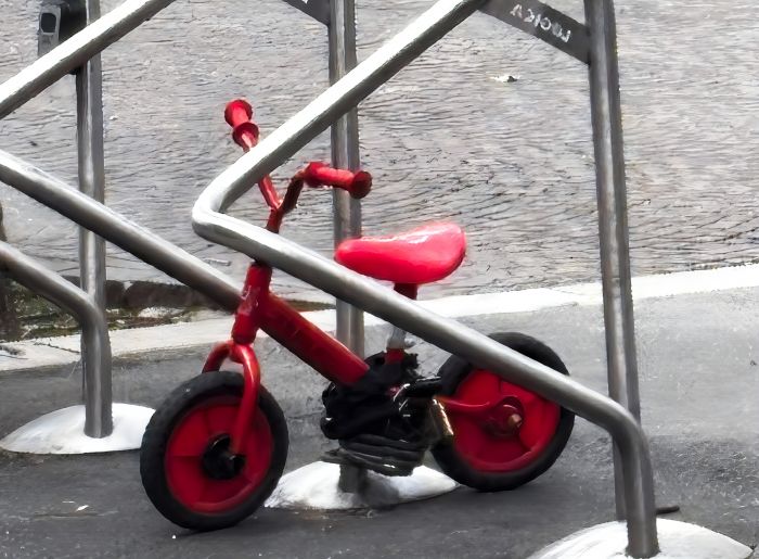Il lucchetto più curioso della giornata a Trieste: mini bici assicurata al parcheggio, foto virale! 