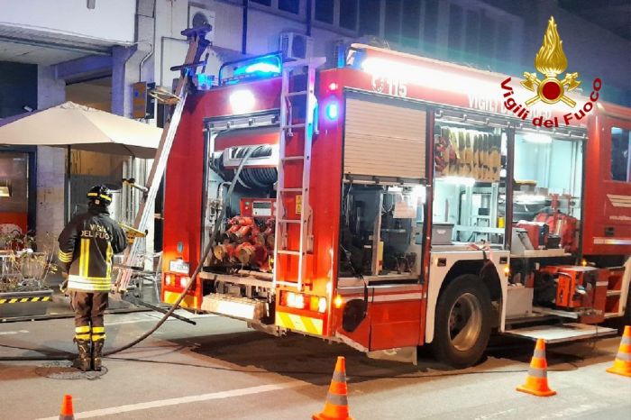 Incendio nella cucina di un ristorante in Fvg: locale invaso dal fumo, intervento dei Vigili del fuoco