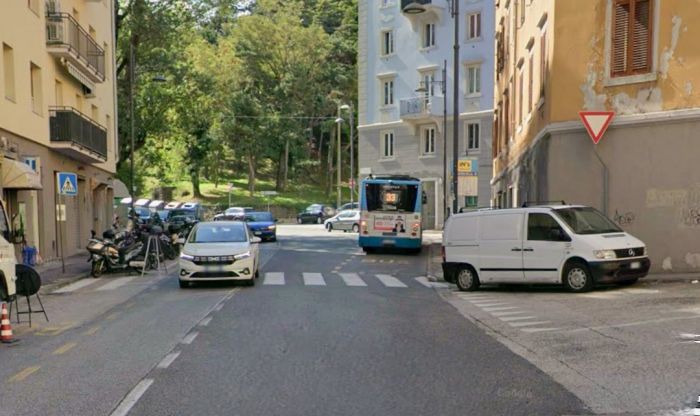 Via Molino a Vento, due ragazzini in corsa sputano a un uomo alla fermata. Lo schifo è servito